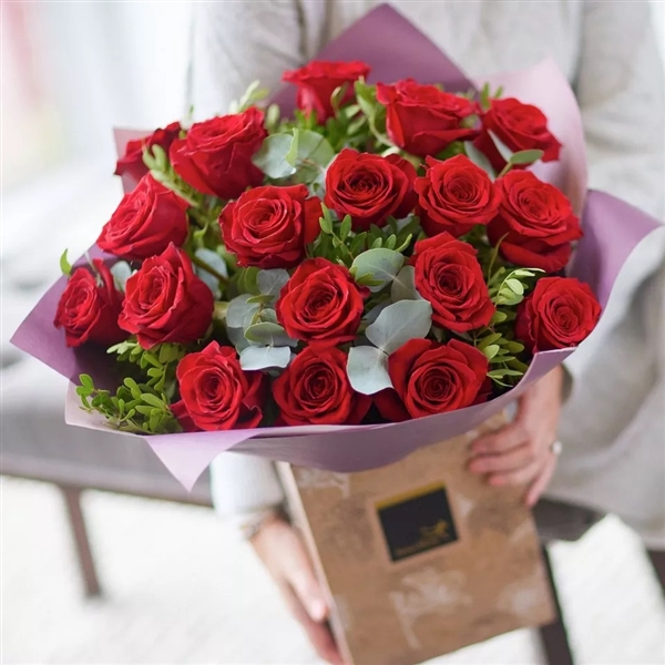 18 LARGE HEADED RED ROSES 